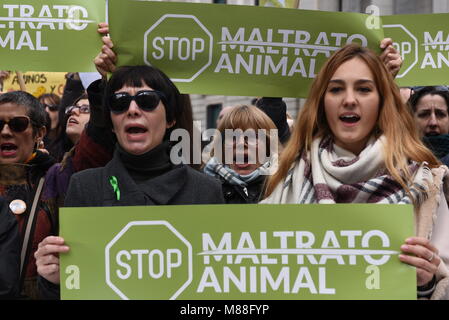 Madrid, Spanien. 15 Mär, 2018. Menschen protestieren während einer Demonstration in Madrid zur Unterstützung der "Ley Cero". Es Tierschutz und den Schutz Gesetzgebung, die mehr als 200.000 Unterschriften erhalten hat. "Ley Cero", präsentiert von Spanische politische Partei PACMA im vergangenen Mai 2017, fordert auch für ein Ende der Stierkämpfe Festivals in Spanien, und ein Ende der Gefangenschaft und Ausbeutung von Tieren zum Zwecke der Unterhaltung. Credit: Jorge Sanz/Pacific Press/Alamy leben Nachrichten Stockfoto