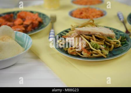 Chinesisch Essen zum Mitnehmen von Chicken noodle Chow mien auf Weiß Stockfoto