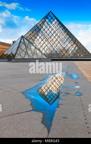 Glas Pyramiden des Louvre in Paris, mit abstrakten Reflexion im Wasser aus der Pfütze von der Regen während Paris Flut von 2018 Links Stockfoto