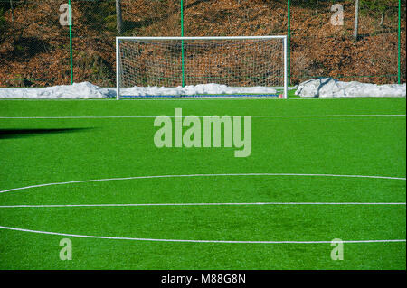 Fußballplatz mit Kunstrasen Stockfoto