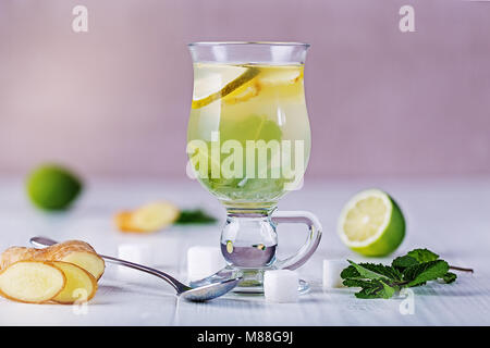 Kalk heißen Tee mit Ingwer und Zucker. Stockfoto