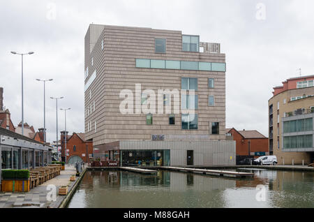 Die neue Kunst Gallery Walsall in der Galerie Platz mit Blick auf das Hafenbecken von Walsall in den West Midlands Stockfoto