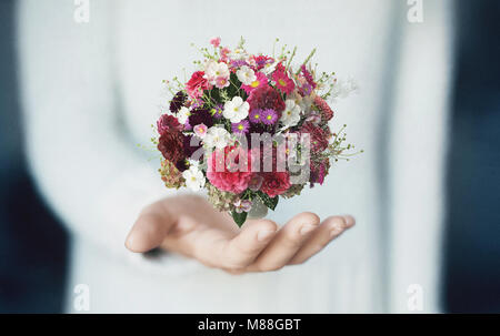 Strauß auf Hand, Blumen, Braut, Feder Stockfoto