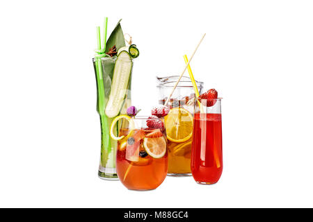 Sortierte Getränke mit Obst und Gemüse in einem Krüge und Gläser. Stockfoto