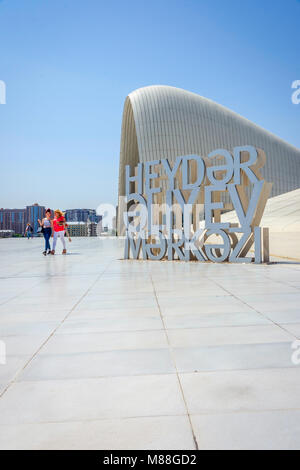 BAKU, Aserbaidschan - 27. Mai: Heydar Aliyev, berühmten architektonischen Wahrzeichen in Baku von Zaha Hadid. Mai 2017 Stockfoto