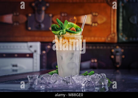 Cocktail mit Rum, Minze und Limone. Stockfoto