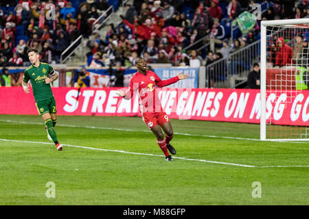 Bradley Wright-Phillips (99) sieht der Assistant Ref für einen Anruf während der Red Bulls home Opener gegen die Portland Timbers. Stockfoto