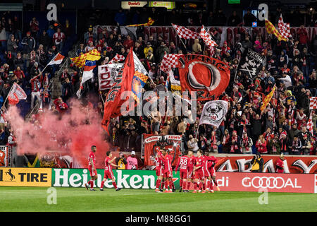Die Red Bulls feiern ein Ziel in ihren Hauptöffner vor Ihren unterstützt gegen die Portland Timbers. Die Viking Armee setzt etwas Rauch ab. Stockfoto