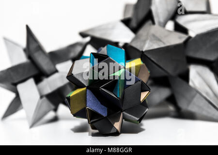 Origami Papier bunt Polyeder Makro Nahaufnahme Stockfoto