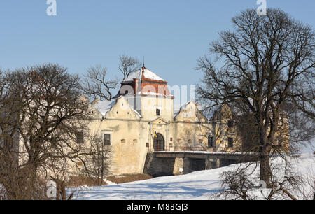 Svirzh Schloss im Winter Zeit, Region Lviv, Ukraine Stockfoto