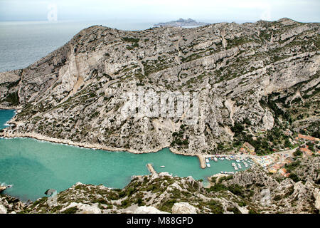 Calanque Callelongue, Marseille, Frankreich. Die Calanques im französischen Departement Bouches-du-Rhône sind kleine, fjordartigen Buchten mit sehr klaren Stockfoto