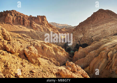 Trockene Felsen in der Wüste, beleuchtet durch die Mittagssonne. Chebika oasis, Atlas Gebirge, Tunesien. Stockfoto
