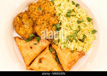 Zwiebel Bhajis und Samosas mit Reis Pilaw auf grauem Hintergrund Stockfoto