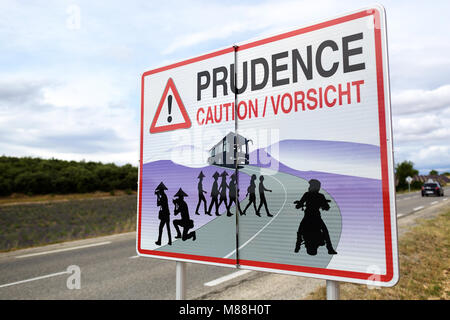 Warnschild in der Provence - Graffittied asiatische Touristen auf der Straße am Lavendelfelder, Frankreich. Stockfoto