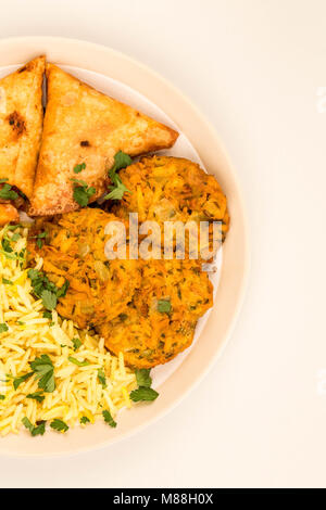 Zwiebel Bhajis und Samosas mit Reis Pilaw auf grauem Hintergrund mit Kopie Raum Stockfoto