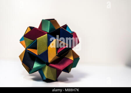 Origami Papier bunt Polyeder Makro Nahaufnahme Stockfoto