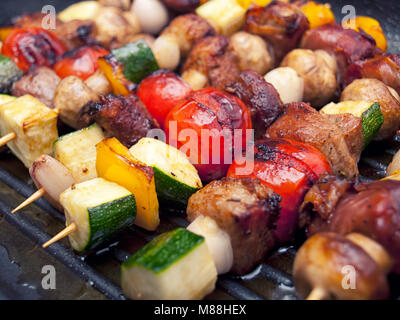 Lecker geröstete Spieße aus Fleisch und Gemüse Stockfoto