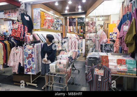 Japanische Clothing Store mit traditioneller Kleidung wie Kimonos in der Stadt Tokio, Japan Stockfoto