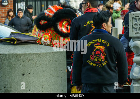 VANCOUVER, Kanada - 18. Februar 2018: Vancouver Polizei Lion Dance Team von Chinese New Year Parade Stockfoto