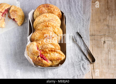 Knusprige mini Torten mit Apfel und Rote Johannisbeere. Im rustikalen Stil. Stockfoto