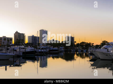 Am frühen Morgen Erfassen von Sarasota spring break Sonnenaufgang in der Mitte März 2018 im Marina Buchsen Piers. Stockfoto