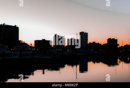 Am frühen Morgen Erfassen von Sarasota spring break Sonnenaufgang in der Mitte März 2018 im Marina Buchsen Piers. Stockfoto