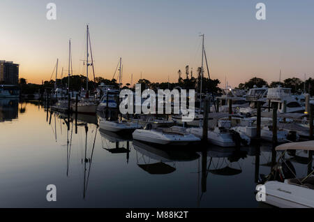 Am frühen Morgen Erfassen von Sarasota spring break Sonnenaufgang in der Mitte März 2018 im Marina Buchsen Piers. Stockfoto