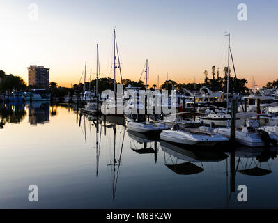 Am frühen Morgen Erfassen von Sarasota spring break Sonnenaufgang in der Mitte März 2018 im Marina Buchsen Piers. Stockfoto