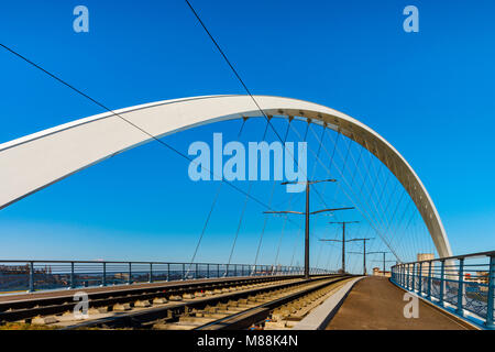 Citadelle Brücke über Bassin Vauban für Straßenbahnen und Fahrräder. Teil der neuen Straßenbahn Straßburg-Kehl. Frankreich - Deutschland. Stockfoto