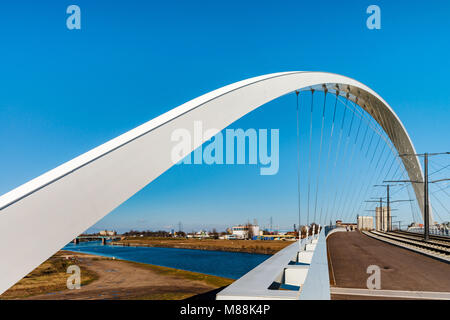 Citadelle Brücke über Bassin Vauban für Straßenbahnen und Fahrräder. Teil der neuen Straßenbahn Straßburg-Kehl. Frankreich - Deutschland. Stockfoto