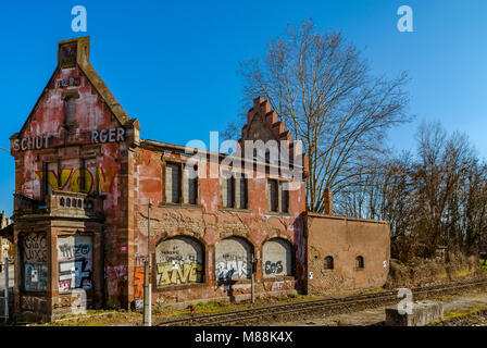 Editorial: 14. März 1998, Straßburg, Frankreich. Alten, verlassenen Backsteinhaus in der Nähe von insdustrial Zone der Stadt ruiniert Stockfoto