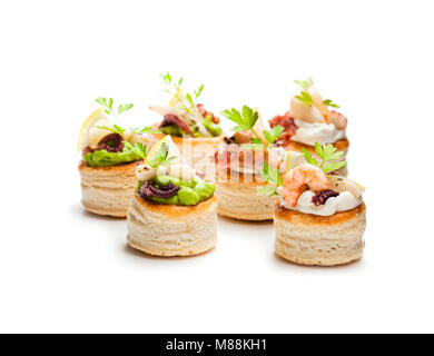 Vol-au-vents Blätterteig Fällen mit gesalzener und Tintenfisch gefüllt Stockfoto