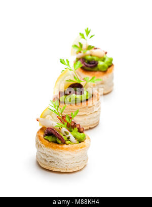 Vol-au-vents Blätterteig Fällen mit gesalzener und Tintenfisch gefüllt Stockfoto