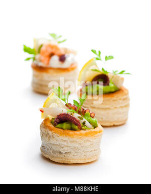 Vol-au-vents Blätterteig Fällen mit gesalzener und Tintenfisch gefüllt Stockfoto