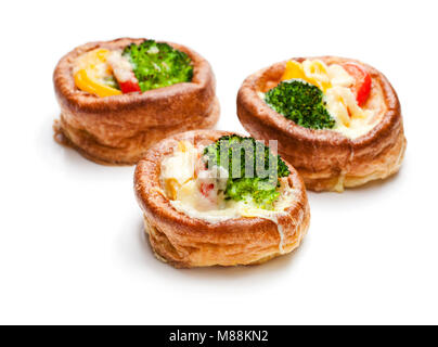 Yorkshire Puddings gefüllt mit Brokkoli und Rührei Stockfoto
