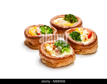 Yorkshire Puddings gefüllt mit Brokkoli und Rührei auf weißem Hintergrund Stockfoto
