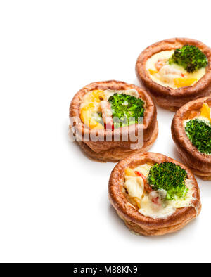 Yorkshire Puddings gefüllt mit Brokkoli und Rührei Stockfoto