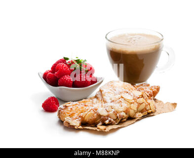 Hausgemachte frische Mandeln Croissant mit Tasse Cappuccino isoliert auf weißem Stockfoto
