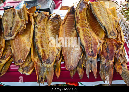 Die Spezialität der Fischmarkt Karpfen geräuchert und getrocknet. Stockfoto