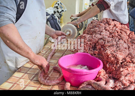 Der Metzger macht hausgemachte Wurst in der Open Air in traditioneller Weise. Stockfoto