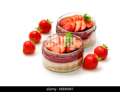 Mini strawberry Cheesecake in einem Glas Töpfen auf weißem Hintergrund Stockfoto