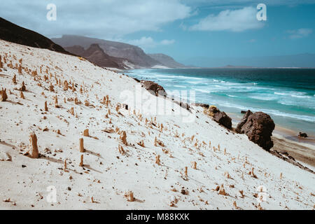 Bizarre Sandsteinformationen in der mondlandschaft an der Küste der Insel Sao Vicente Kap Verde Stockfoto