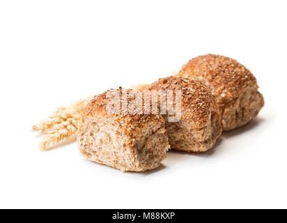 Mini Brötchen und Weizenähren isoliert auf weißem Hintergrund Stockfoto