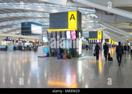 Abflugebene innen, Terminal 5, Flughafen Heathrow, London Borough of Hillingdon, Greater London, England, Großbritannien Stockfoto