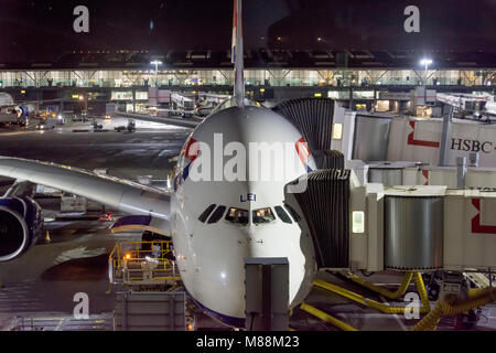 British Airways Airbus A380 in der Nacht, Terminal 5, Flughafen Heathrow, London Borough von Hounslow, Greater London, England, Vereinigtes Königreich Stockfoto