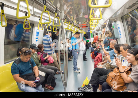 Beförderung Innenraum auf Singapore Mass Rapid Transit (MRT), Serangoon, Region Nordost, Singapur Stockfoto