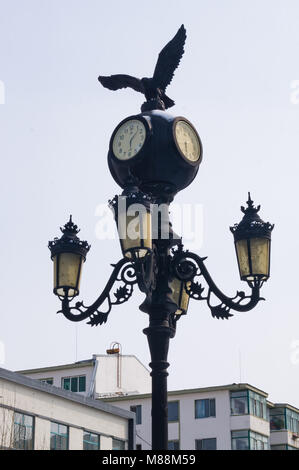 HUNCHUN, Jilin, China - 8. März 2018: Straßenlaterne auf hunchun Straße in China. Stockfoto