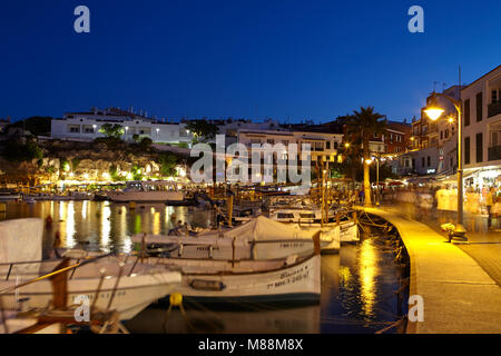 Der kleine Hafen von Es Castell bei Dämmerung, Menorca, Balearen, Spanien Stockfoto