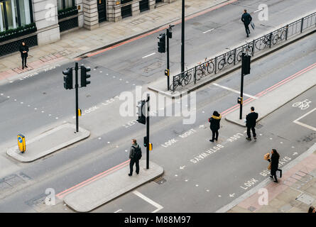 London, Großbritannien, 13. März 2018: Hohe perspektivische Ansicht von Officer Arbeiter Fußgänger in der Stadt von London über die Straße Stockfoto