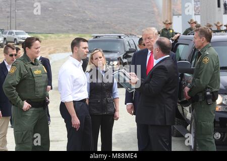 Us-Präsident Donald Trump ist zeigen Prototypen der vorgeschlagenen Grenzmauer von der Site Manager Jim O'Loughlin, rechts, als CBP Kommissar Kevin McAleenan und Heimat Sekretär Kirstjen Nielsen Blick auf dem Otay Mesa Einfuhrhafen März 13, 2018 in San Diego, Kalifornien. Stockfoto